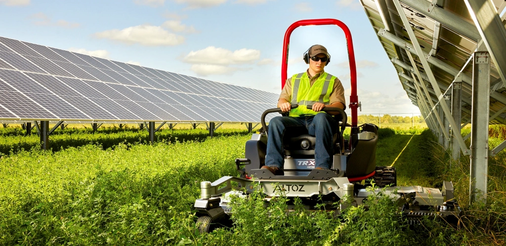Tondeuse autoportée à rayon de braquage zéro pour l'entretien des parcs et jardins, des talus et des champs photovoltaïques.