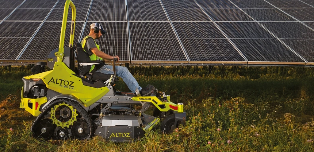 Avec ses dimensions contenues, la TFX est parfaite pour l'entretien des champs photovoltaïques.